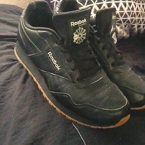 Reebok mens black shoes sz 10